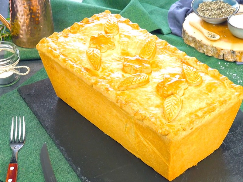 Un pastel salado con un delicioso relleno | Verduras y carne molida