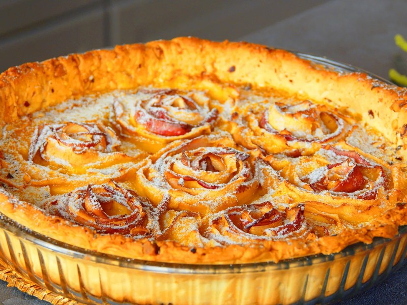 Tarta de rosas de manzana y licor de huevo