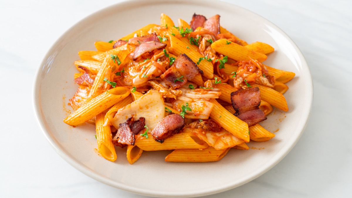Un plato de carbonara con kimchi.