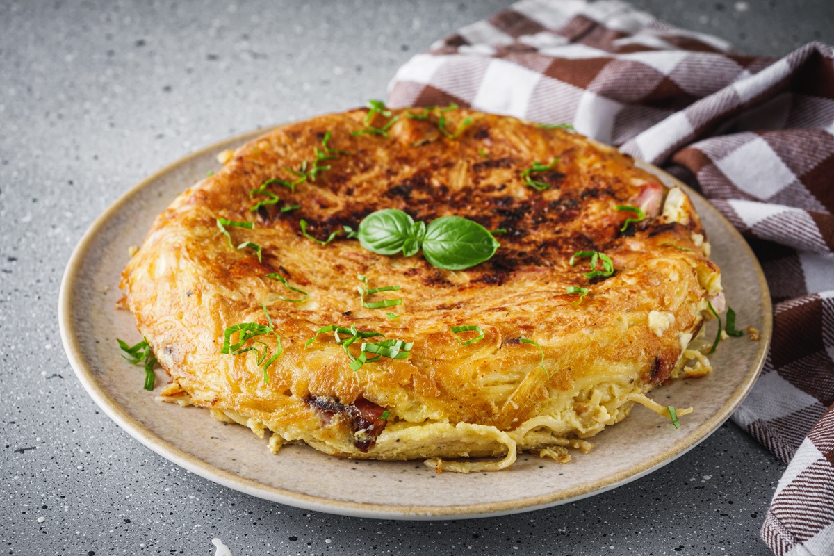 Plato con una frittata de pasta