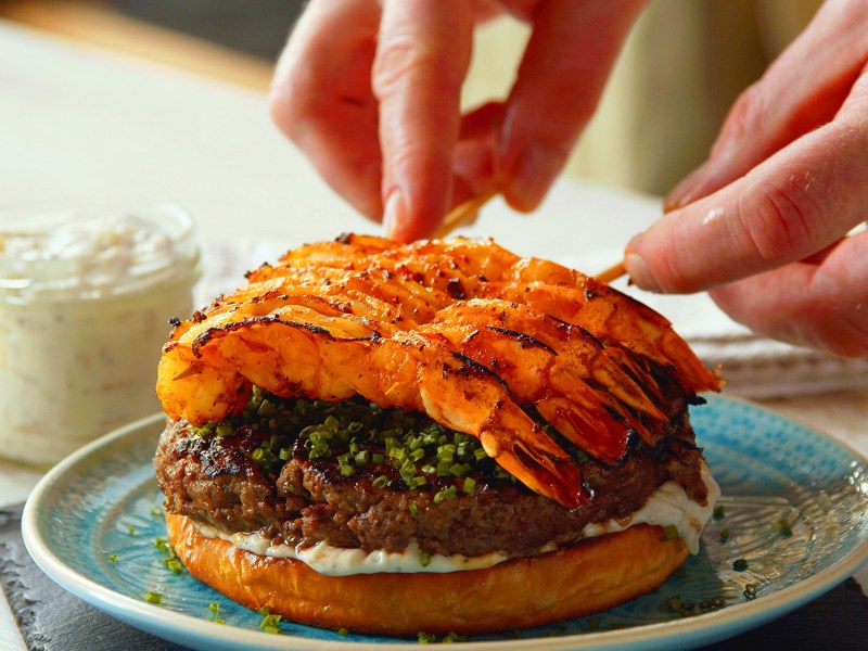 Hamburguesa Surf and Turf durante el montaje