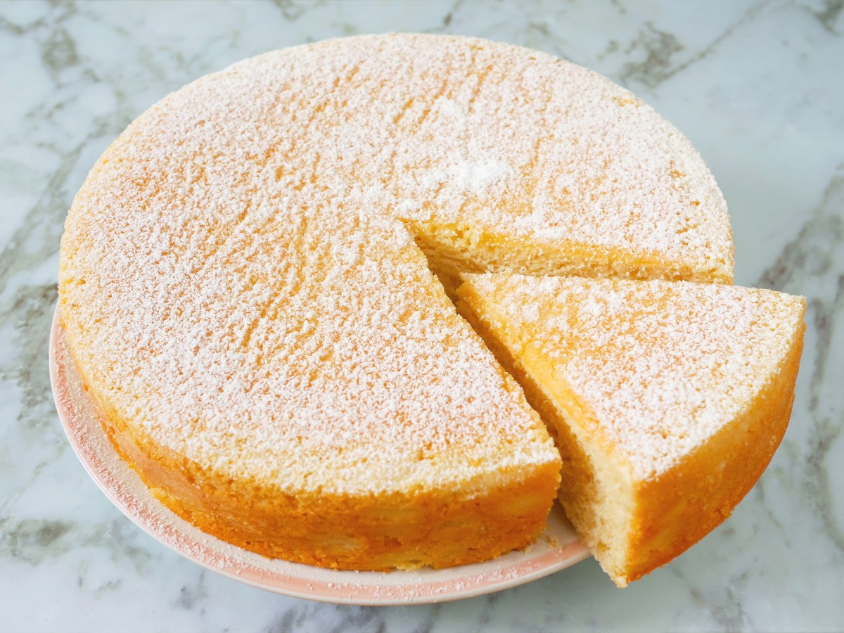 Pastel de agua en un plato blanco para pasteles.