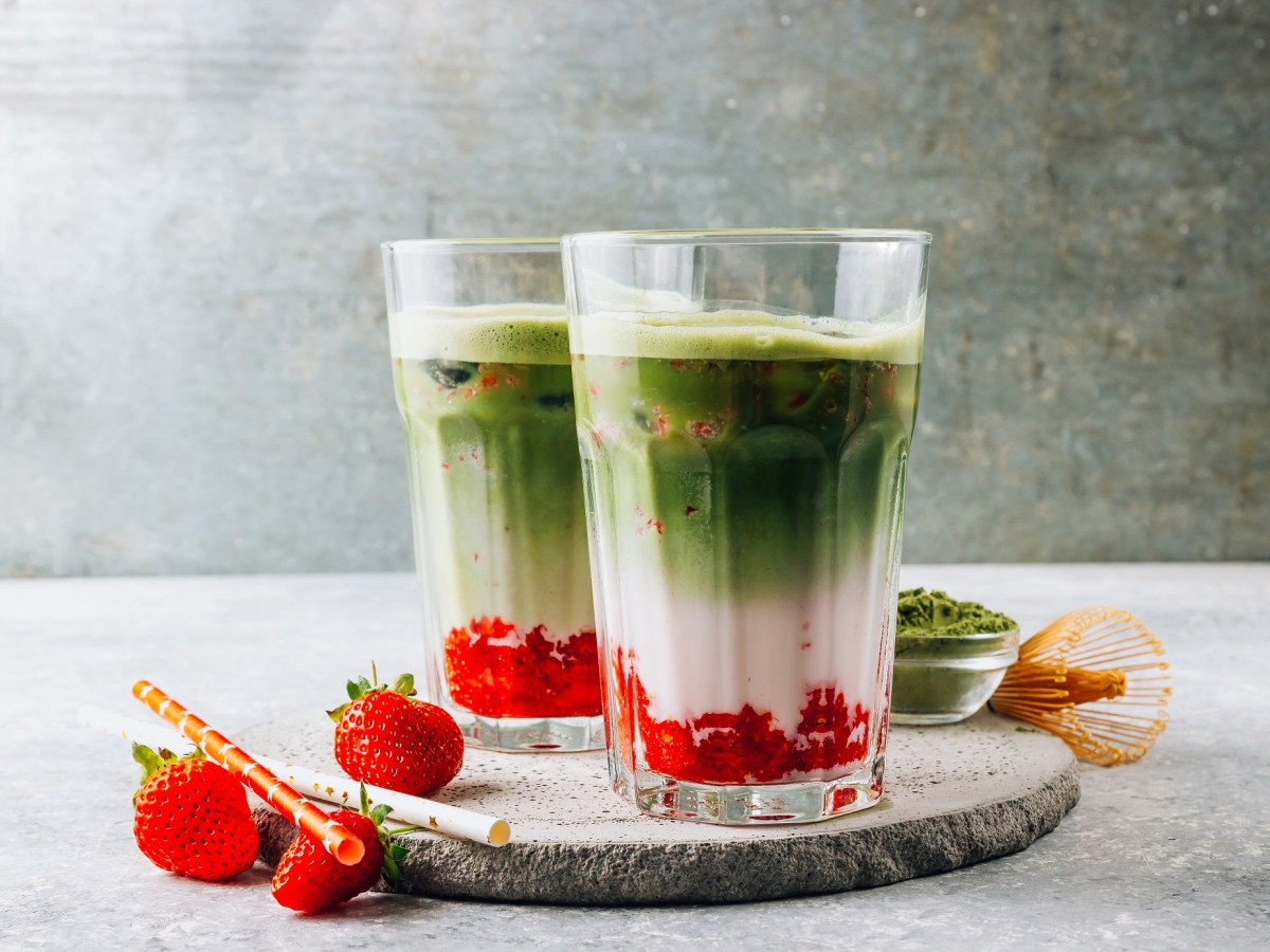 Este latte de fresa y matcha es una deliciosa alternativa al café