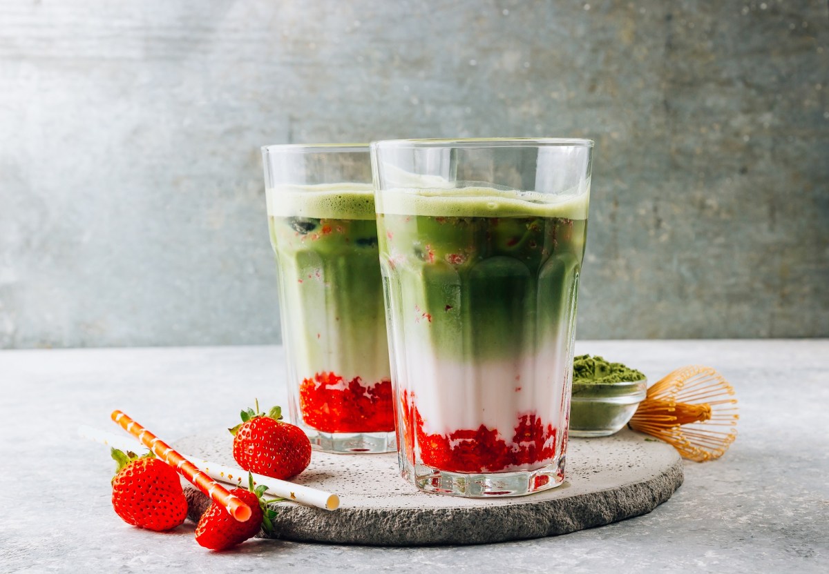 Dos lattes de fresa y matcha sobre una mesa