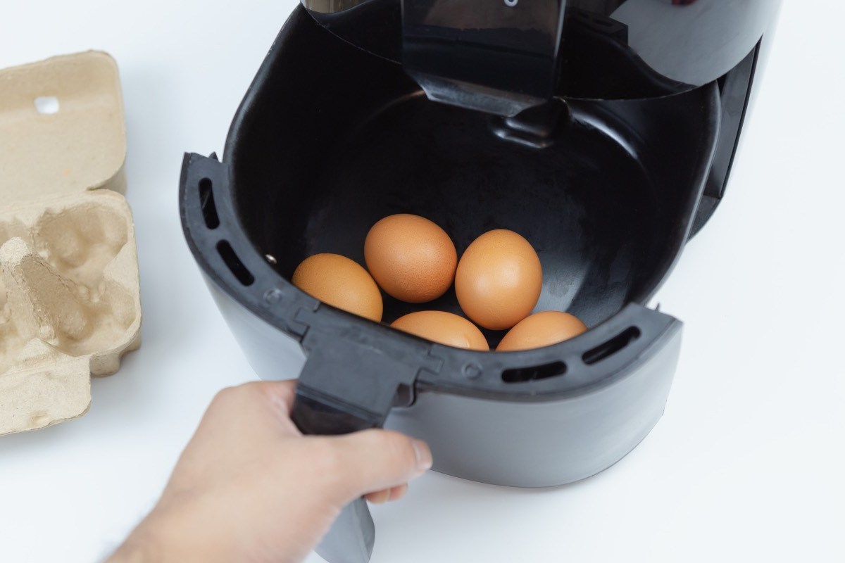 Varios huevos cociéndose en la freidora de aire.