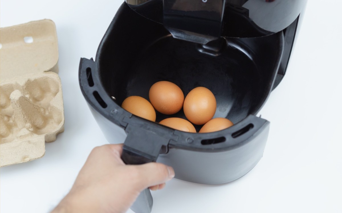 Varios huevos cociéndose en la freidora de aire.