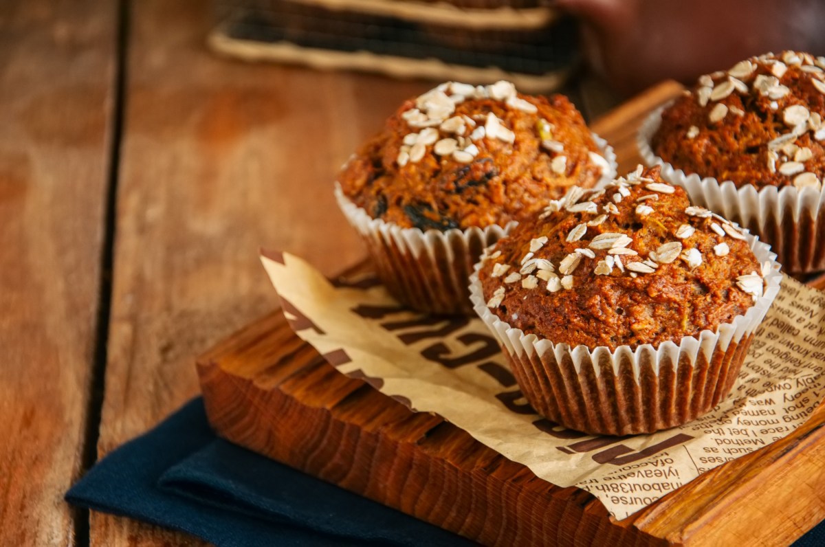 Muffins morning glory en una tabla de madera.