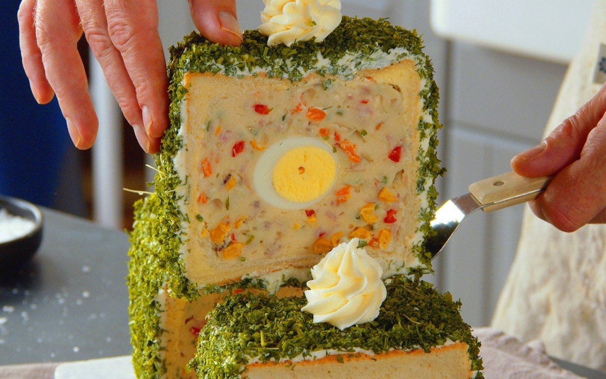 Se saca una rebanada del pan tostado relleno.