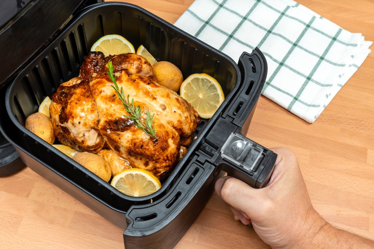 Un pollo entero en la freidora de aire.
