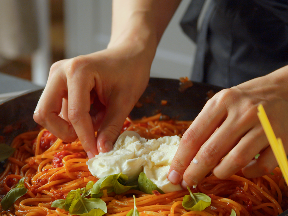 Espaguetis en una olla con burrata: ahorra tiempo y platos con esta receta