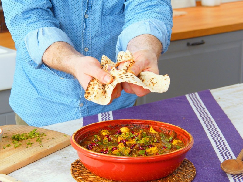 Estofado persa de carne de res con pan lavash
