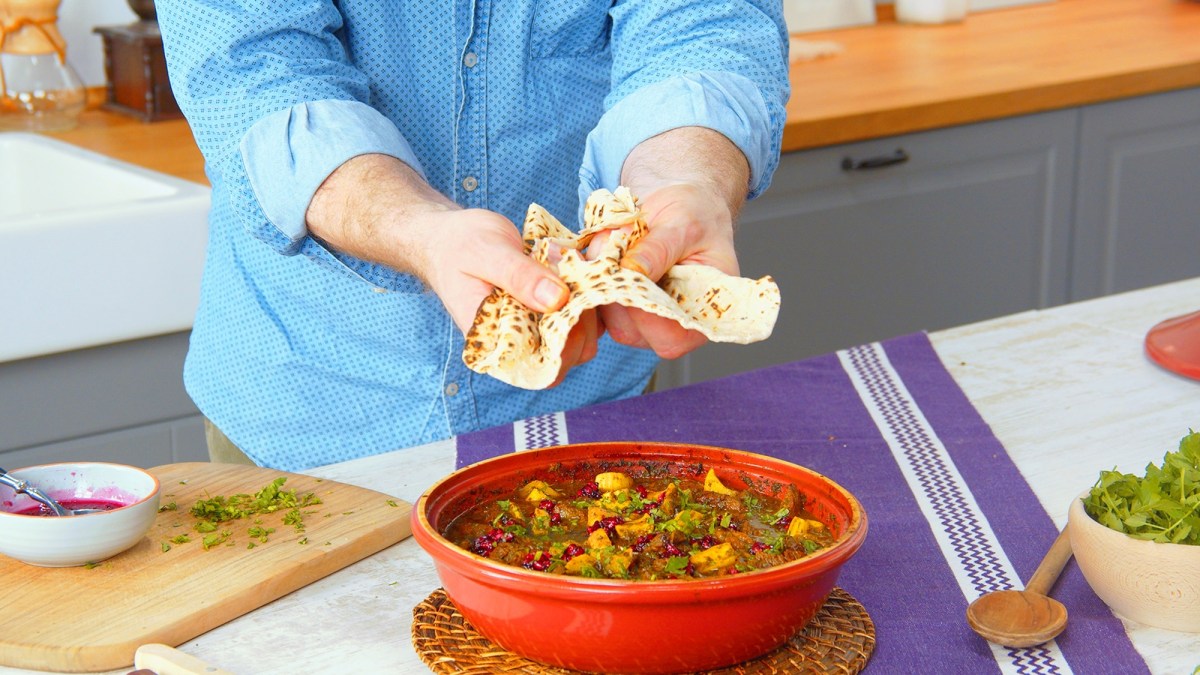 Estofado persa de carne de res con pan lavash