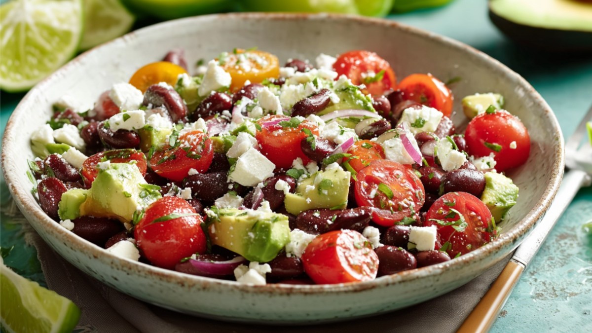 Un plato de ensalada de frijoles rojos.