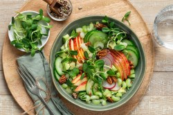 Tazón con ensalada de pepino y manzana