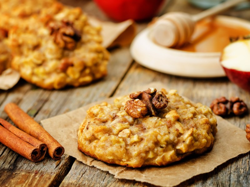Una galleta de avena y manzana sobre una mesa otoñal.