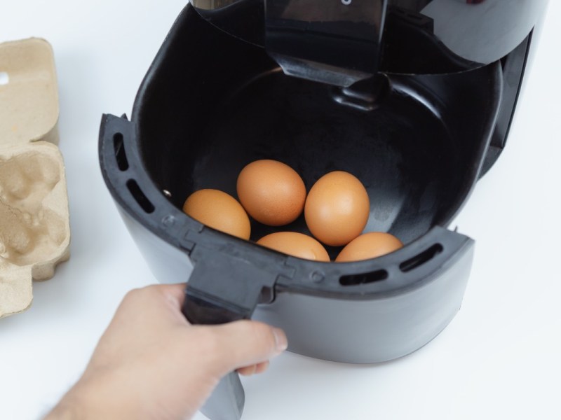 Varios huevos cociéndose en la freidora de aire.