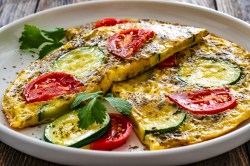 Plato con omelette de calabacín y tomate
