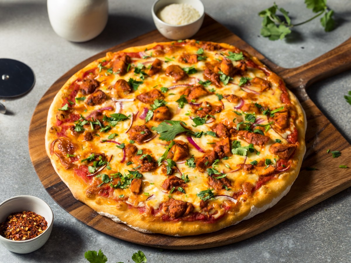 Esta pizza de pollo a la barbacoa es la comida rápida más placentera, ¡y es fácil de hacer!