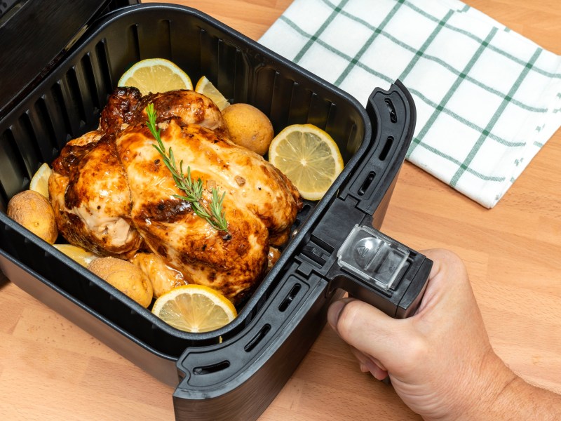 Un pollo entero en la freidora de aire.