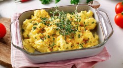 Una fuente para horno con revuelto de huevo al horno.