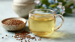 Una taza de Sobacha: té de trigo sarraceno tostado, junto a un cuenco de trigo sarraceno.