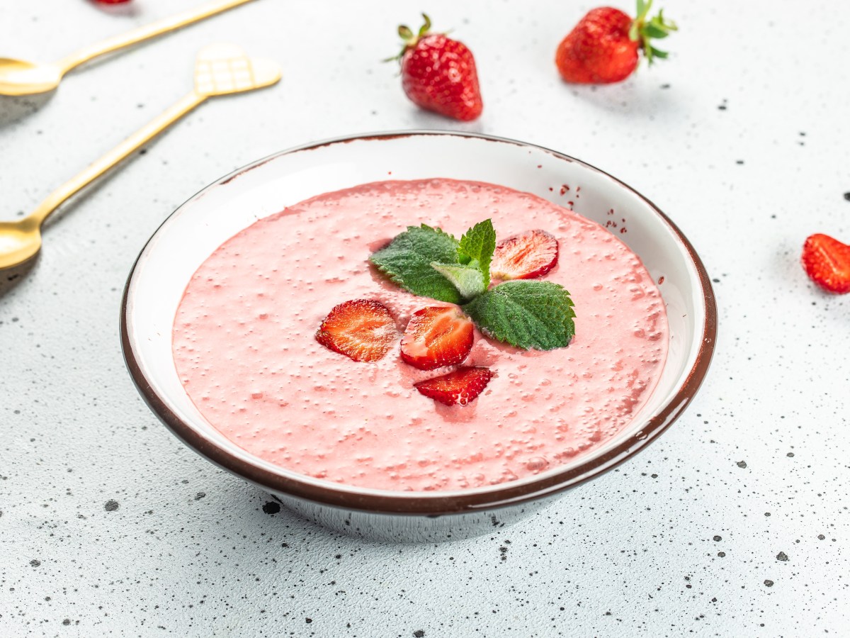 Gazpacho de fresa para días calurosos: receta fácil con yogur