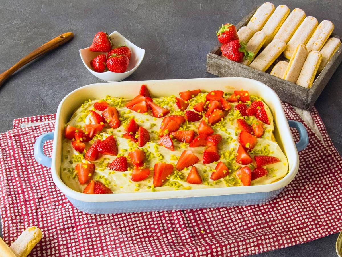 Tiramisú de pistacho y fresa sobre una mesa