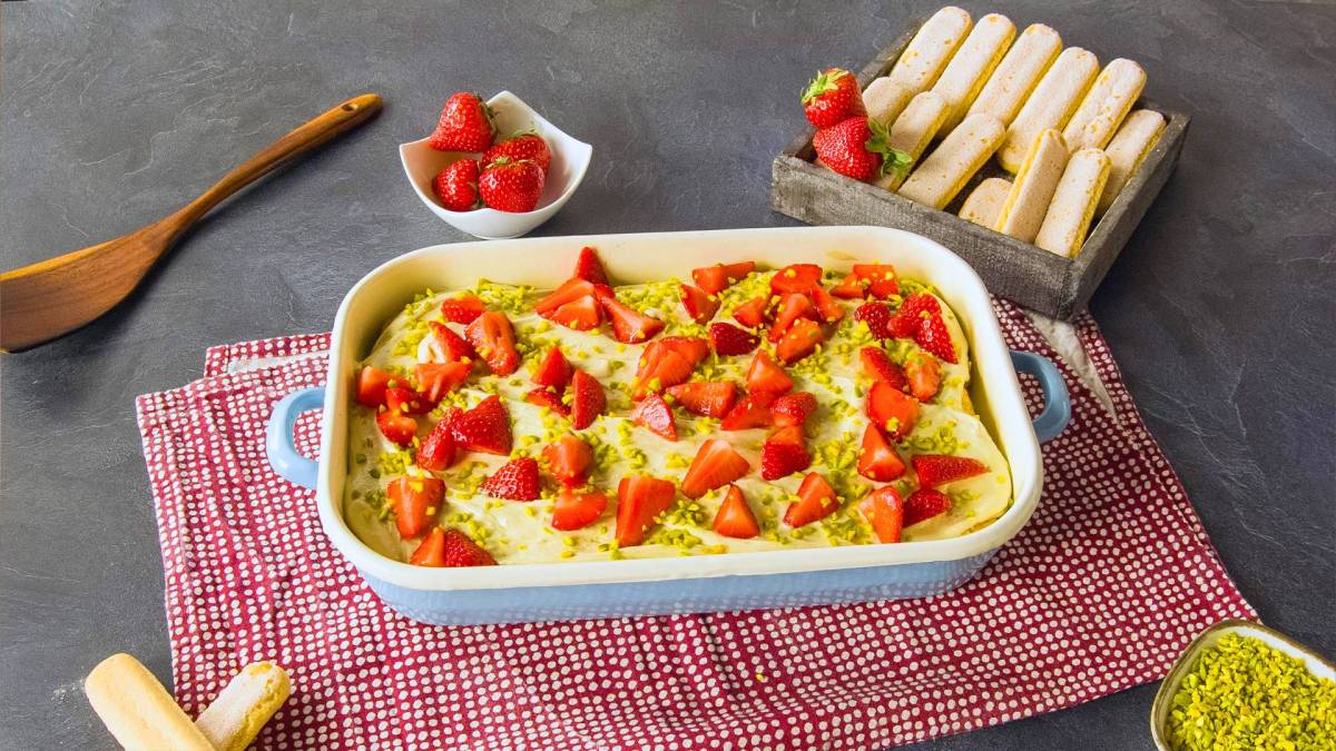 Tiramisú de pistacho y fresa sobre una mesa