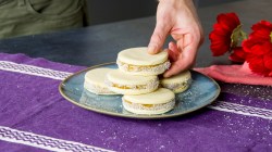 Una pila de alfajores.