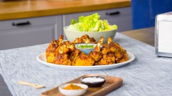 Un plato de alitas de coliflor estilo búfalo.