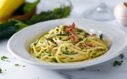 Un plato de carbonara de calabacín.