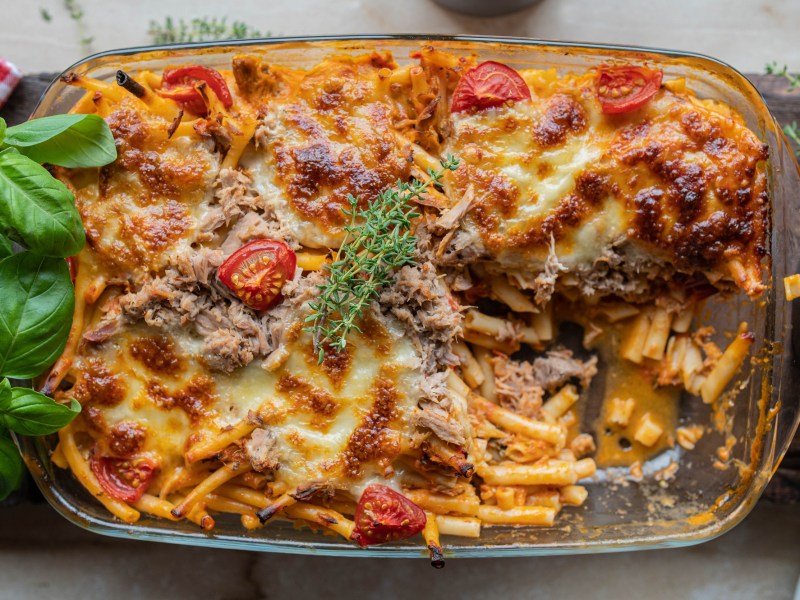 Cazuela de macarrones con atún en la fuente para horno.