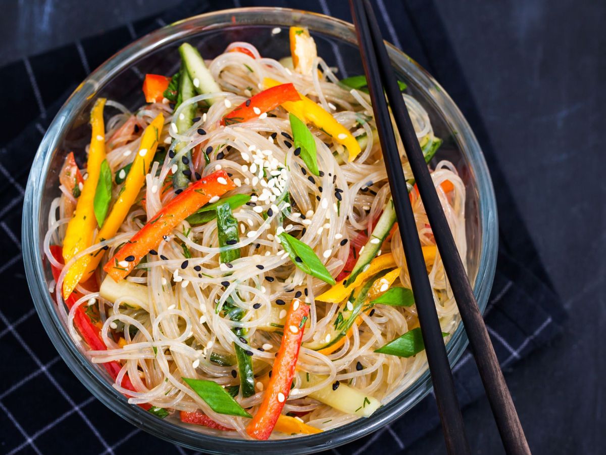 Ensalada de fideos de vidrio con aderezo de cacahuate: una deliciosa receta para cualquier momento