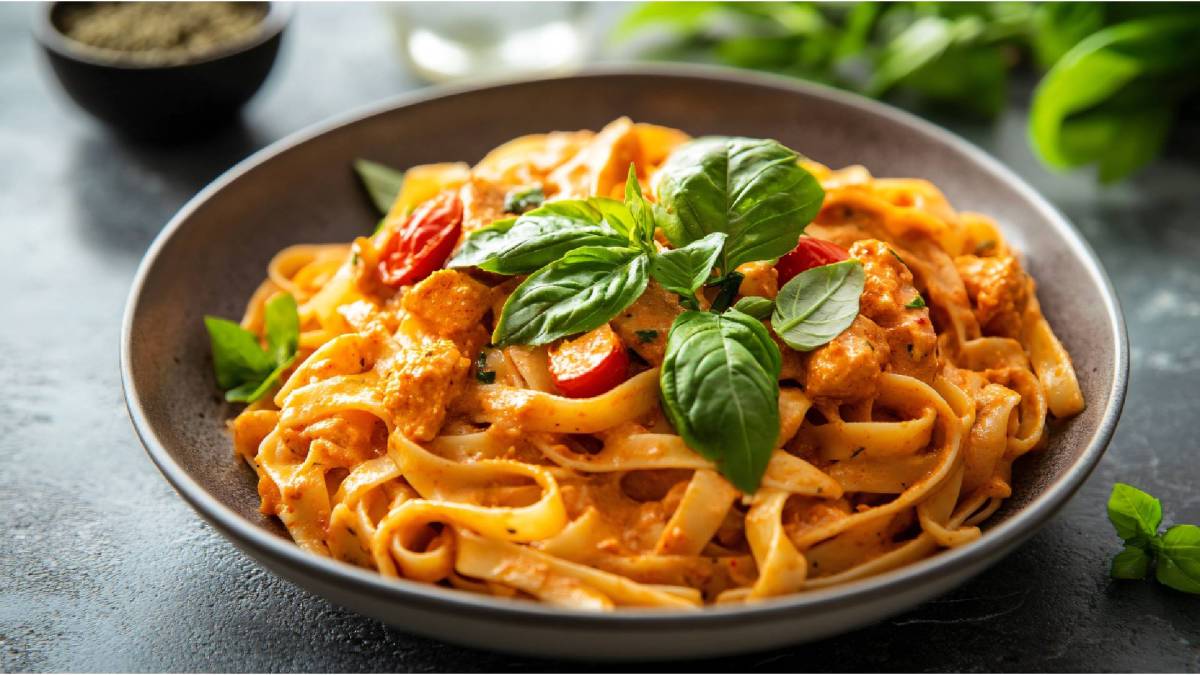 Plato con una porción de Fideos Tikka Masala