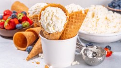 Varias bolas de helado de requesón en barquillos en un vaso.