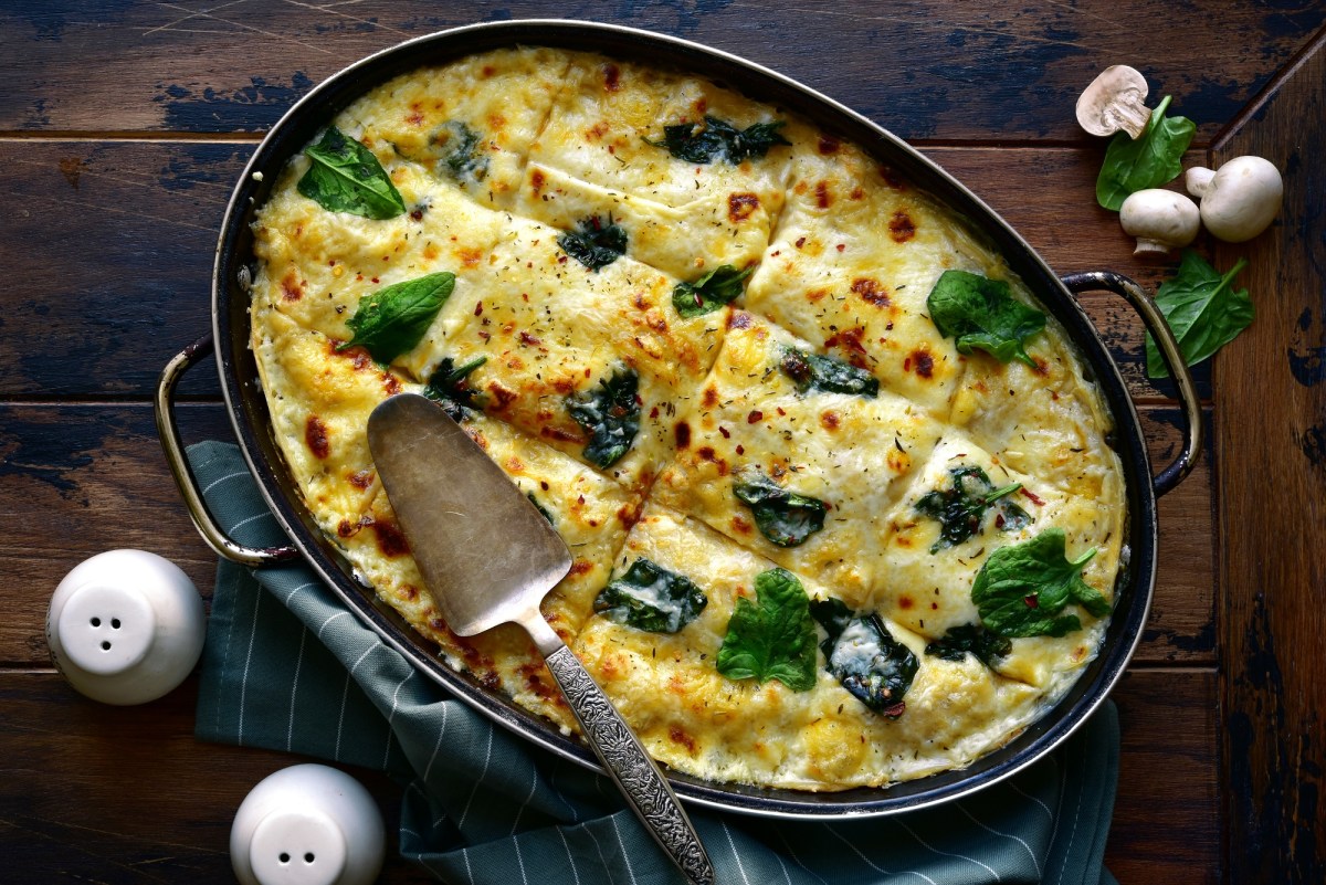 Una lasaña de pollo y espinacas con queso.