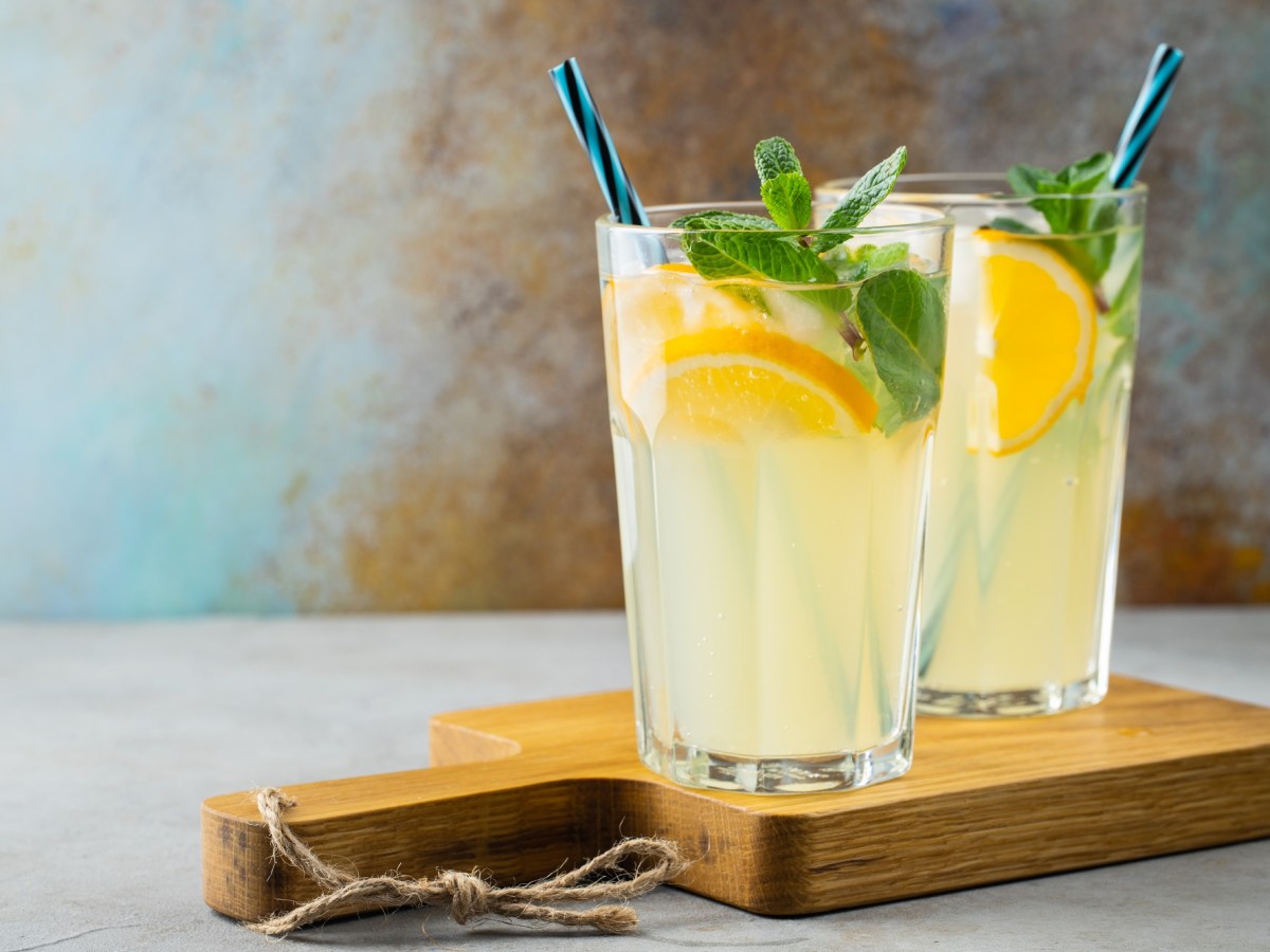 ¡Así de refrescante sabe la limonada de limón casera en días calurosos!