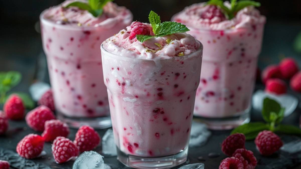 Tres vasos con mousse de frambuesa