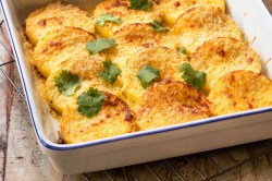 Ñoquis a la romana en una fuente para horno, adornados con un poco de cilantro.