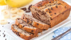 Un pan de plátano rebanado con chispas de chocolate.