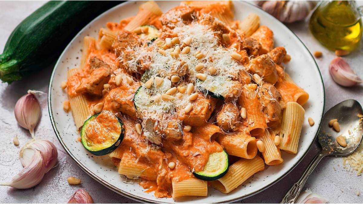 Plato de pasta de tomate y calabacín con pollo