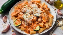 Plato de pasta de tomate y calabacín con pollo