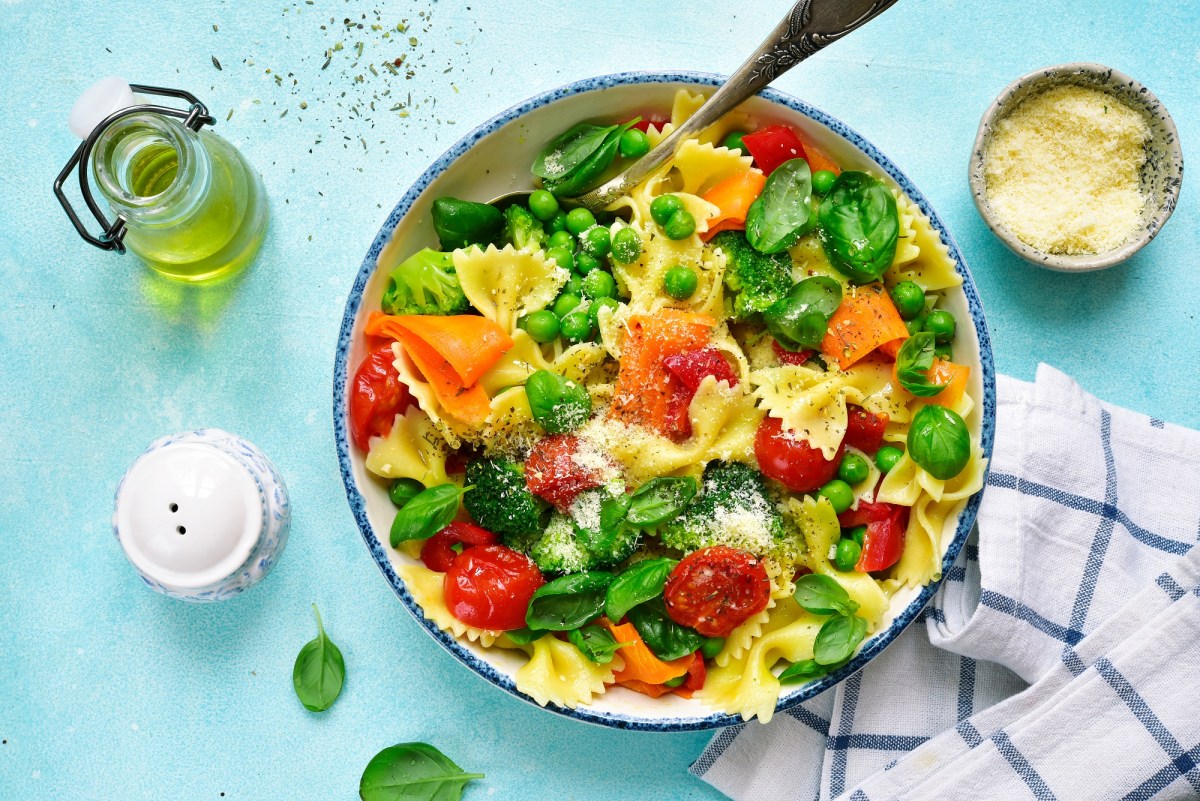 Plato de Pasta Primavera sobre fondo azul