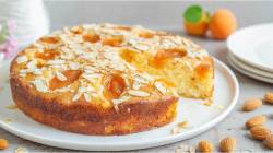 Pastel de albaricoque y almendra cortado en un plato