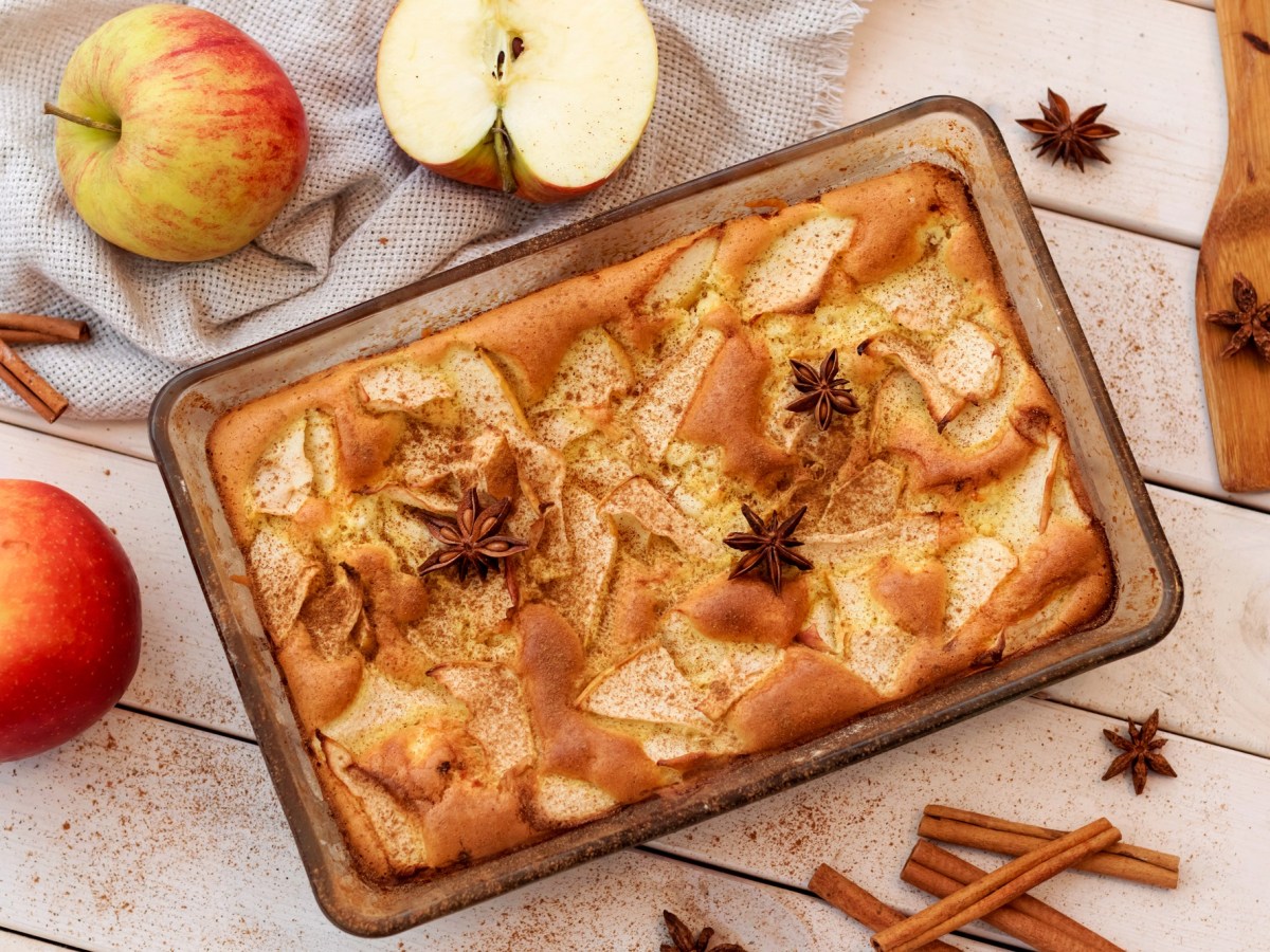 Este pastel de manzana está especialmente delicioso con salsa de vainilla