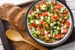 Un plato de pipirrana con pan.