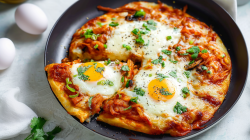 Pizza de kimchi para el desayuno, servida en una sartén.