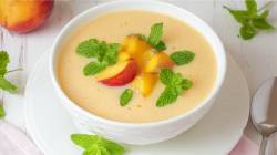 Tazón con sopa fría de durazno