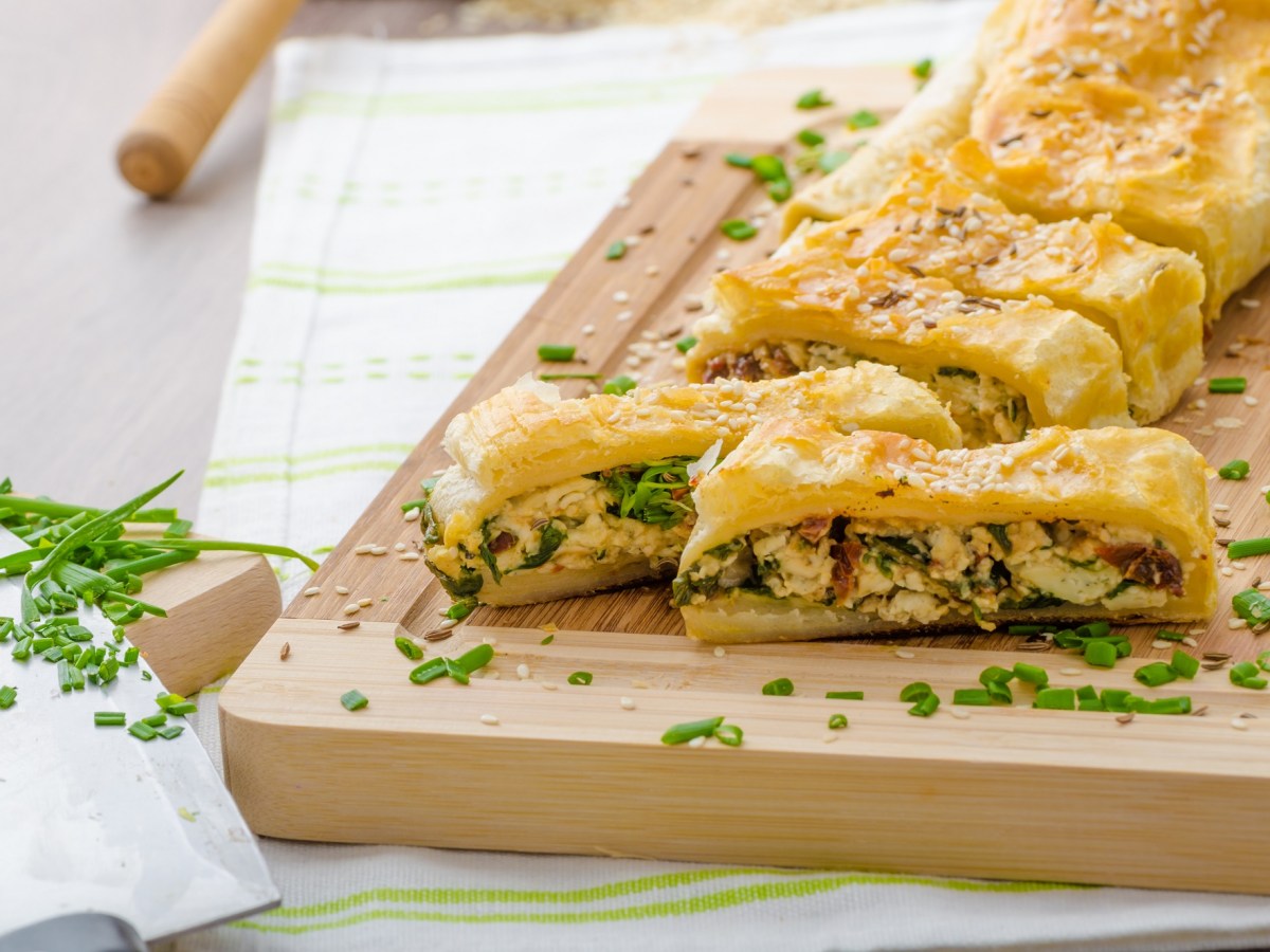 Strudel de hojaldre con espinacas y queso azul: sabroso y aromático