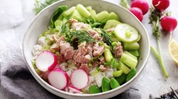 Un tazón de arroz con atún, rabanitos y apio.